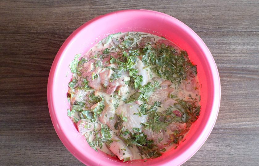 1. Этап. Шашлык из курицы с кинзой: Перемешайте хорошо содержимое чаши. Затяните пищевой плёнкой и уберите в холодильник на сутки. Через указанное время, достаньте замаринованную курицу. Посолите по вкусу. Оставьте при комнатной температуре до момента, когда будет готов мангал.