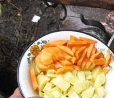 1. Этап. Шурпа из свинины на костре: К мясу добавить картофель и морковь.
