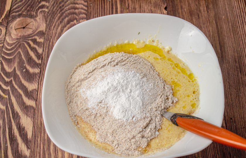 1. Этап. ПП бургер: Всыпьте цельнозерновую муку и разрыхлитель.