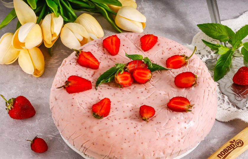 1. Этап. Шоколадный торт с клубничным муссом: Украсьте десерт по своему вкусу, подавая к столу охлажденным.