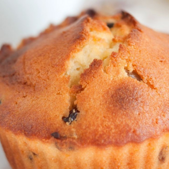 Кексы с изюмом простые в формочках