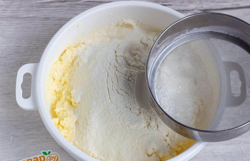 1. Этап. Творожное печенье с корицей и кунжутом: Муку просейте и замесите мягкое тесто. Оно будет немного липнуть к рукам, это нормально.