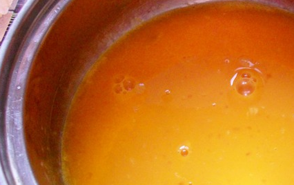 1. Этап. Маленькая пасха: Отделите два белка от желтков и поместите их в холодильник. Остальные яйца вбиваем в глубокую посуду, добавляем соль и оставляем на всю ночь.