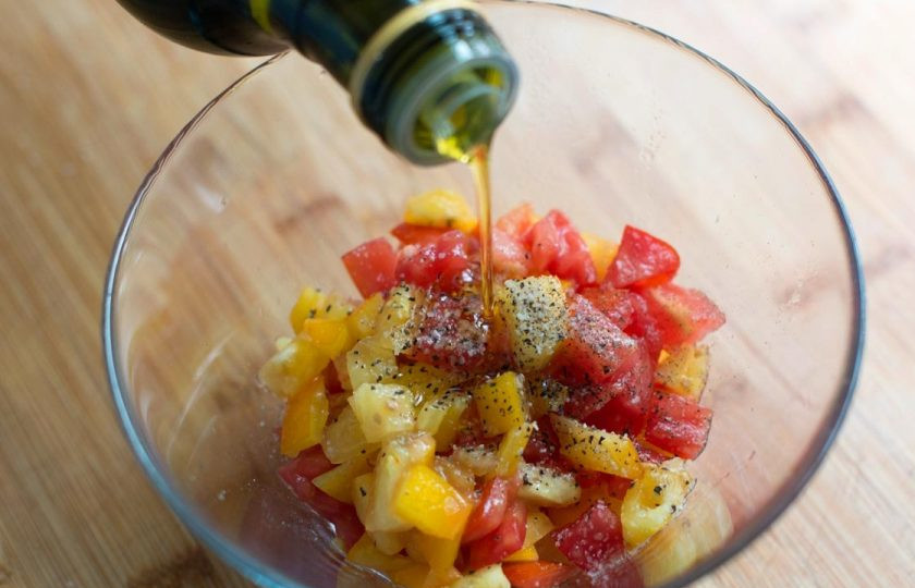 1. Этап. Итальянская еда: Томаты порежьте мелко, заправьте маслом, добавьте соль и перец, дайте постоять минут 10.