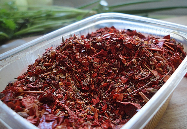 1. Этап. Баранина с тархуном: Добавьте смесь специй для мяса, в которую входят - сумак, паприка, кориандр, кумин, шафран.