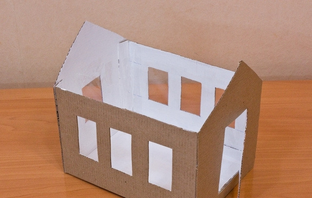 1. Этап. Домик из конфет: 1. Итак, из картона вырезаем все необходимые части домика, прорезаем окошки, и склеиваем модель. Изнутри оклеиваем белой бумагой. Окошки, по желанию, можно 