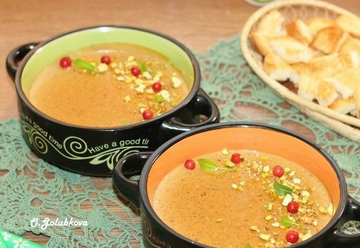 1. Этап. Крем-суп из поленты с сухариками: 10. К супу можно подать сухарики. Нарезаем хлеб небольшими кубиками и подсушиваем на сухой сковороде или ростере, пока кусочки не станут золотистыми и хрустящими. Крем-суп готов! Украшаем суп обжаренными и измельченными орешками и брусникой. Приятного аппетита!