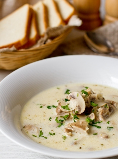 1. Этап. Итальянский суп с курицей: Кладем в кастрюлю курицу, вливаем сливки, доводим до кипения и сразу выключаем. Подать с зеленью. Приятного аппетита!