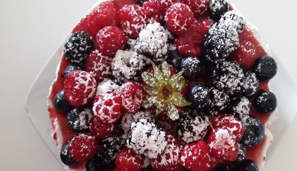 1. Этап. Чизкейк с ягодами (без выпечки): 6. Украсьте чизкейк миксом из ягод черники, малины, ежевики и клубники, присыпьте сахарной пудрой и подавайте на стол. Приятного аппетита!