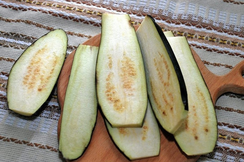 1. Этап. Печень с баклажанами: Выбираем баклажаны удлиненной формы, чтоб нарезать на длинные пластины, толщиной в 5 мм. Кожицу не снимаем. Вымачивать баклажаны в соленой воде по желанию.