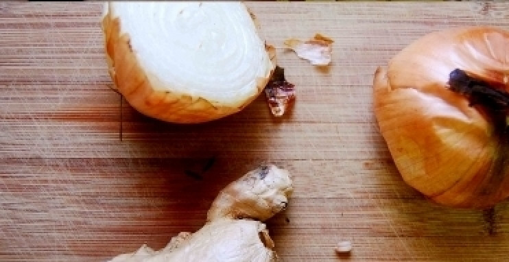 1. Этап. Суп Фо га: 1. Имбирь и лук выложите на противень и отправьте в духовку на 15 минут при 180 градусах. Продукты должны стать мягкими и немного усохнуть.