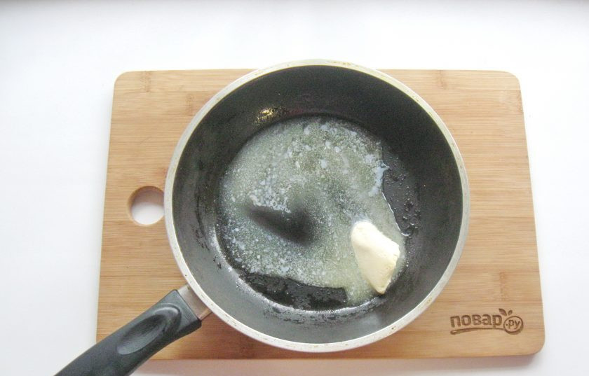 1. Этап. Белый соус: В горячую сковороду или в сотейник выложите сливочное масло.