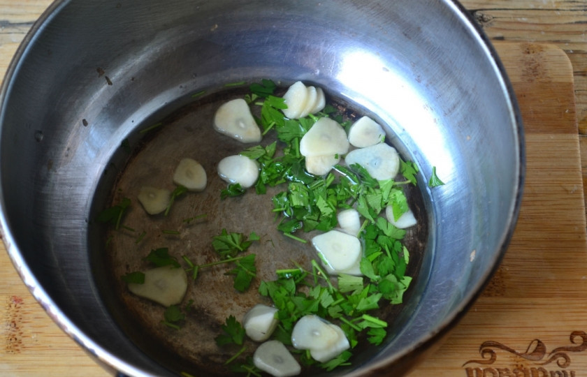 1. Этап. Рыбное филе под соусом: В сотейник отправьте чеснок и петрушку, обжарьте их пару минут, затем влейте вино, добавьте соль, доведите до кипения. Соус готов.