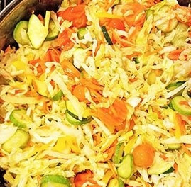 1. Этап. Охотничий салат: Овощи сложите в глубокую кастрюлю и залейте маринадом, поставьте их тушиться. Овощи должны провариться на медленном огне 20-25 минут.