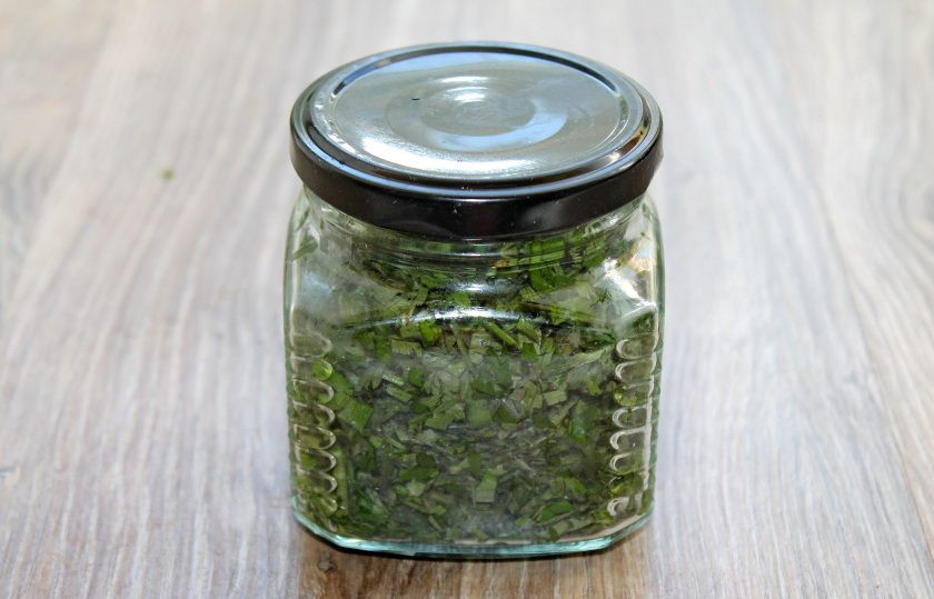 1. Этап. Морковная ботва на зиму: Плотно разложите соленую ботву по чистым сухим банкам и закройте крышками.