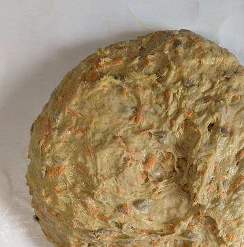 1. Этап. Морковные булочки Гулеродсбруд: Выложить тесто на присыпанный мукой стол и подмешивая оставшиеся 100 г муки, вымесить тесто.