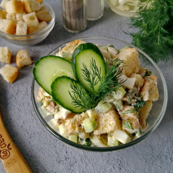 Салат из куриной грудки с сухариками