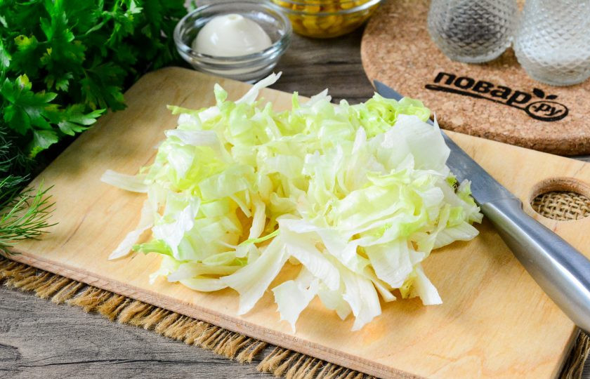 1. Этап. Салат Весенняя свежесть: Салат айсберг нарежьте полосками или соломкой. Вместо айсберга можете использовать молодую капусту.