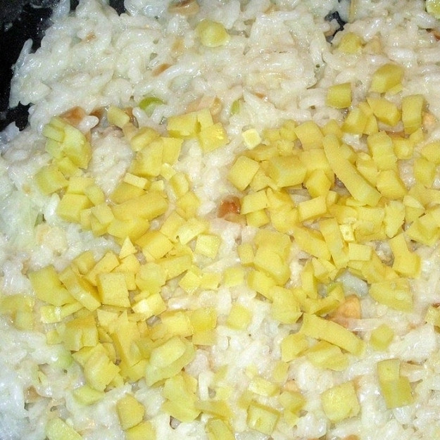 1. Этап. Ризотто с миндалем: Наконец, добавляем в ризотто тертый или мелко нарезанный пармезан. Перемешиваем - и снимаем с огня.