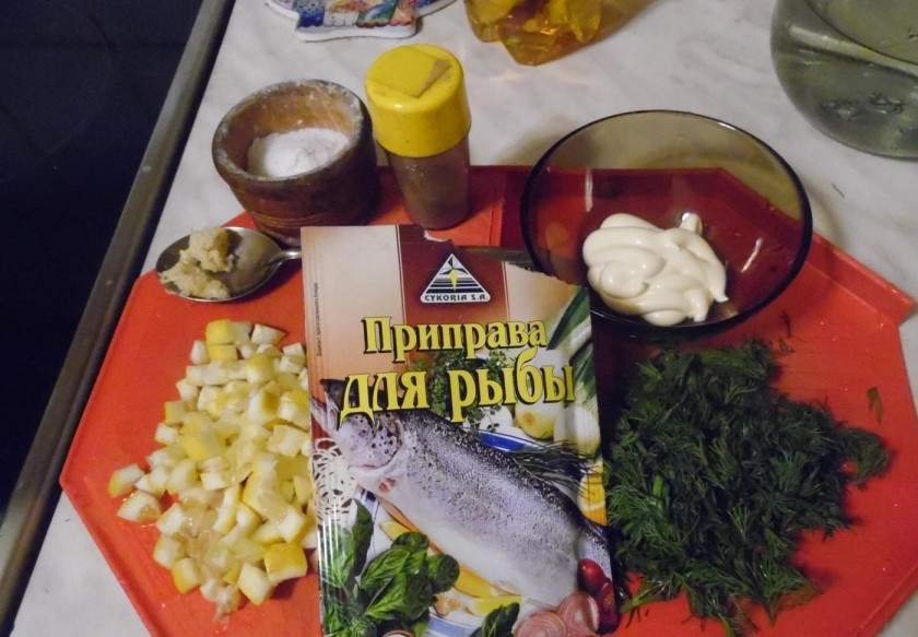 1. Этап. Креветки с чесночным соусом: 3. Тем временем мою и нарезаю мелким кубиком лимон, чищу и натираю на мелкой терке зубчики чеснока, мою и нарезаю зелень.