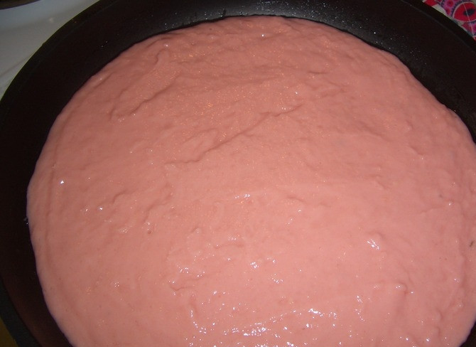 1. Этап. Пирог из киселя: Выливаем тесто в форму и выпекаем в разогретой до 180 градусов духовке минут 15-20. Готовность определяем сухой деревянной палочкой.