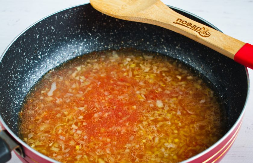 1. Этап. Говяжьи фрикадельки в соусе: Бульон соедините с крахмалом, влейте на сковороду, готовьте на умеренном огне в течение 1 минуты.