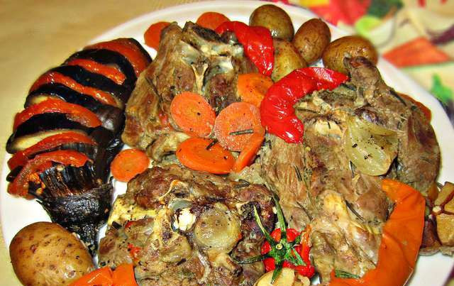 1. Этап. Баранина в рукаве для запекания: 4. Аккуратно перекладываем блюдо на тарелку, и можно подавать!