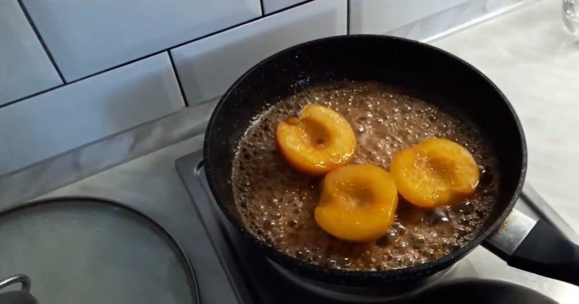 1. Этап. Вкусный десерт из персиков: 4. После того, как вы проварите одну сторону персиков, переверните их и накройте крышкой. Вся процедура должна занять примерно 7 минут.