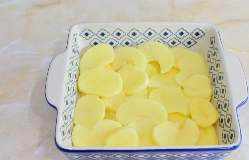 1. Этап. Телятина по-Орловски: Форму для запекания смажьте растительным маслом и выложите нарезанный картофель. Посыпьте солью.