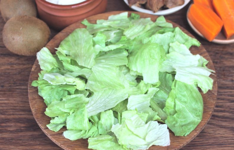 1. Этап. Салат с говядиной и киви: Листья салата 