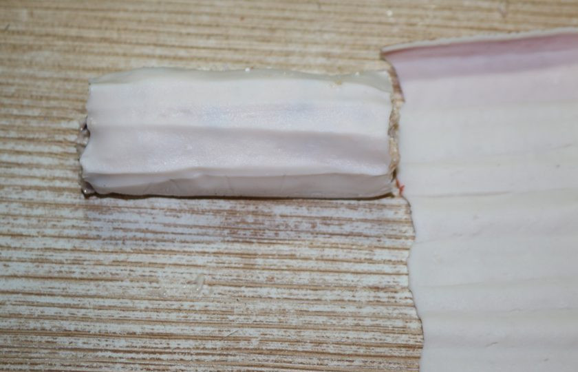 1. Этап. Острая шуба из авокадо с начинкой из крабовых палочек: Так же распределите начинку на вторую палочку. Заверните первую палочку во вторую. Заверните в пищевую плёнку и отправьте на 10-15 минут в морозильную камеру.