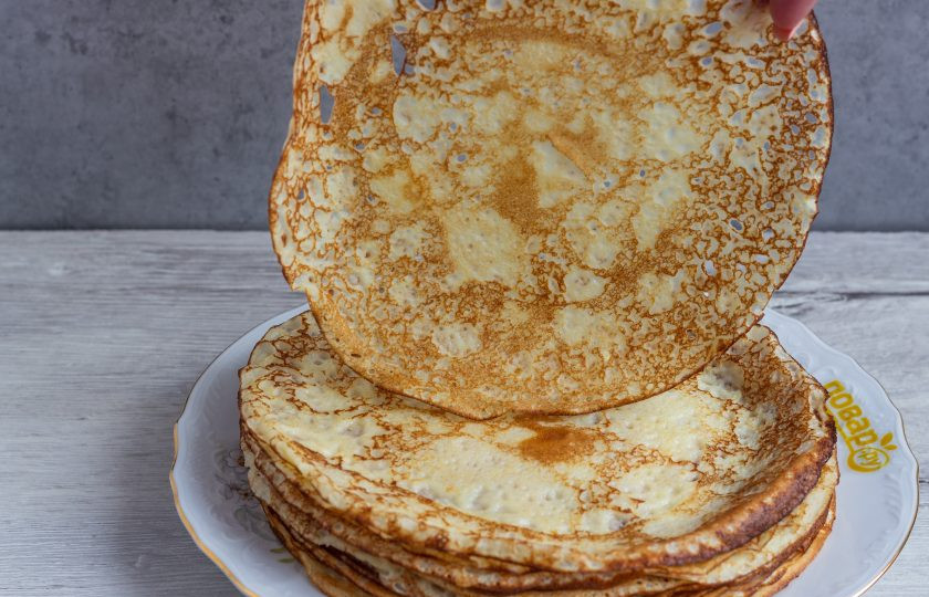 1. Этап. Каравайцы: Тесто довольно жидкое, каравайцы отлетают один за одним и получаются тоненькими.