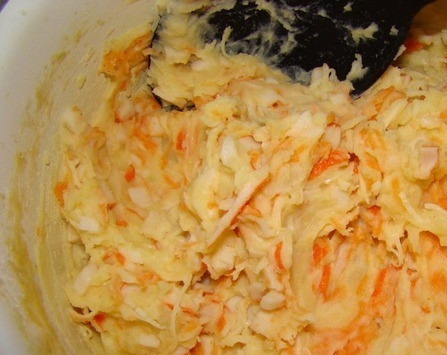 1. Этап. Картофельные котлеты для детей: Теперь в эту миску добавьте отварной пюрированый картофель. Тщательно перемешайте, добавьте соль и специи по вкусу. Не переборщите с перцем, ведь дети не любят острое.