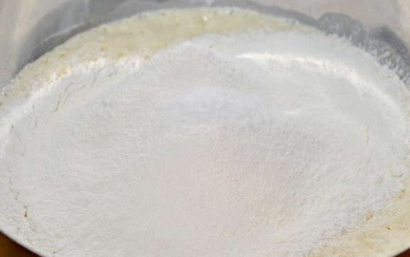 1. Этап. Сдобные пирожки с творогом: Через час наше тесто должно было хорошенько подняться, поэтому мы просеиваем в миску с тестом оставшуюся муку и добавляем соль, тщательно все перемешиваем.