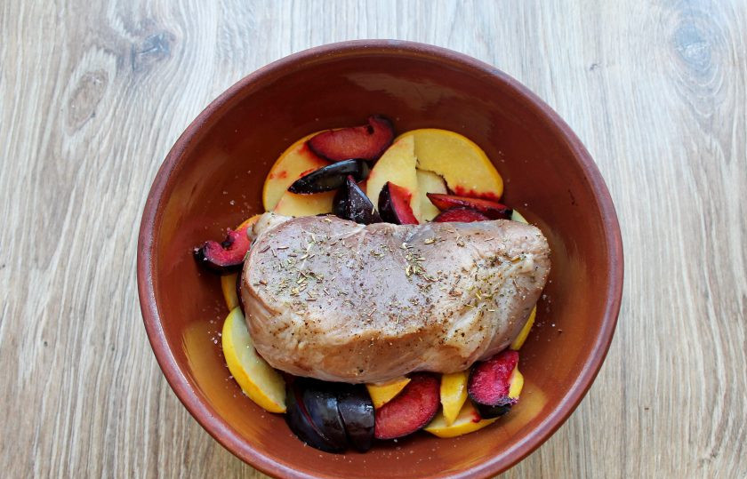 1. Этап. Мясо запеченное с фруктами: Выложите на фрукты замаринованное мясо и поставьте в духовку. Запекайте в течение 10 минут при температуре 200 градусов.