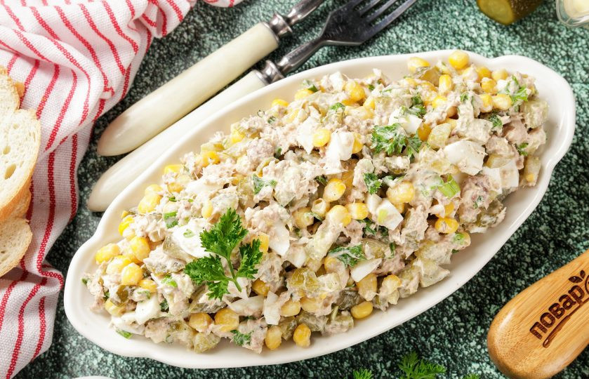1. Этап. Салат с тунцом, огурцами и кукурузой: Подавайте салат сразу к столу. Приятного аппетита!