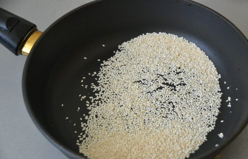 1. Этап. Битые огурцы по-китайски: На сухой сковороде обжарьте кунжут, обжаривать следует 2 минуты, чтобы кунжут не подгорел, иначе, он будет горчить.