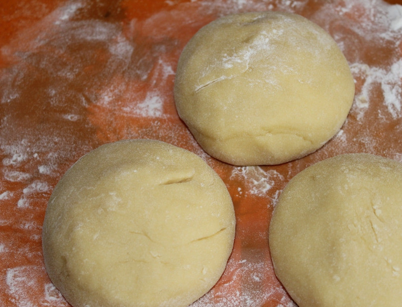 1. Этап. Пирожное Белоснежка: Замесите тугое тесто. Разделите его на 3 равных части и скатайте их в шарики.