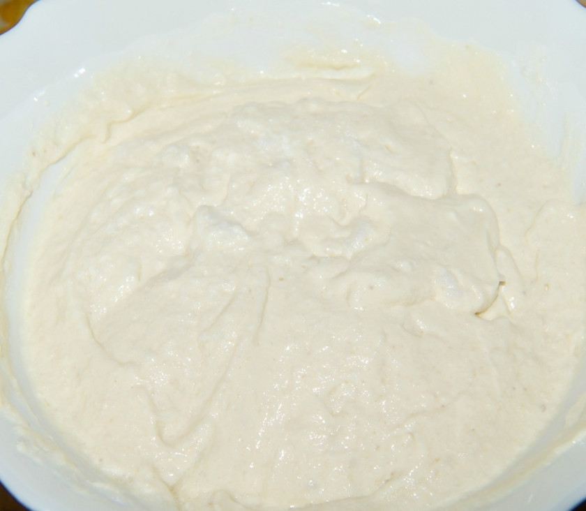 1. Этап. Запеканка из тыквы с творогом в духовке: Добавьте в блендер к бананам творожно-йогуртную смесь, снова взбейте всё до однородности.