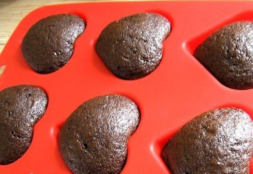 1. Этап. Шоколадно-клубничные кофейные кексы или Торт: Выпекайте кексы при 175*С 30-35 минут, а бисквит для торта на полную норму около 45-50 минут до сухой палочки, учитывая особенности своей духовки.