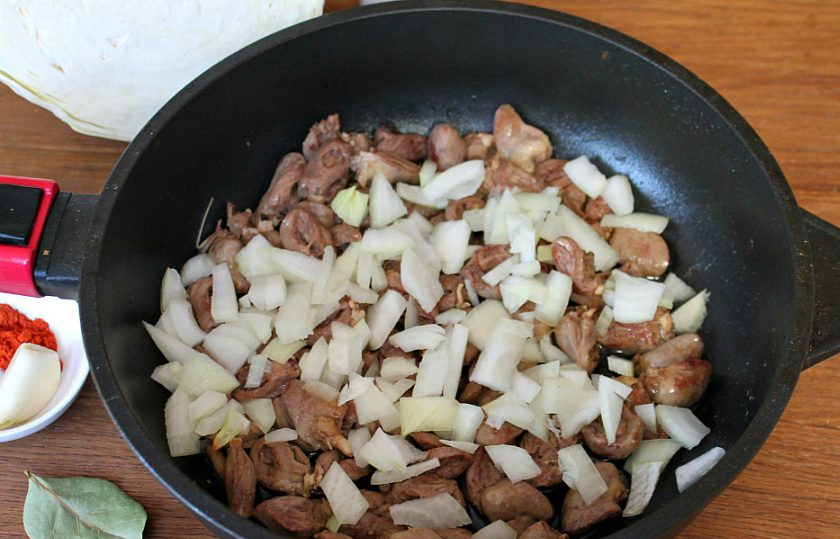 1. Этап. Капуста тушеная с куриными сердечками: Далее, добавляем нарезанный лук.