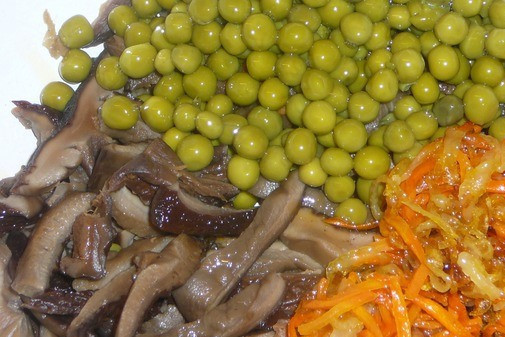 1. Этап. Салат из сушеных грибов: 2. Отваренные грибы остужаем и нарезаем дольками. Лук с морковью измельчаем, обжарим на растительном масле, добавим к салату вместе с горошком.