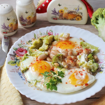 Яичница с брокколи и фасолью