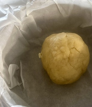 1. Этап. Тарт с клубникой и сметанной заливкой: Форма 24 см. Застелил ее пекарской бумагой. Вот так.