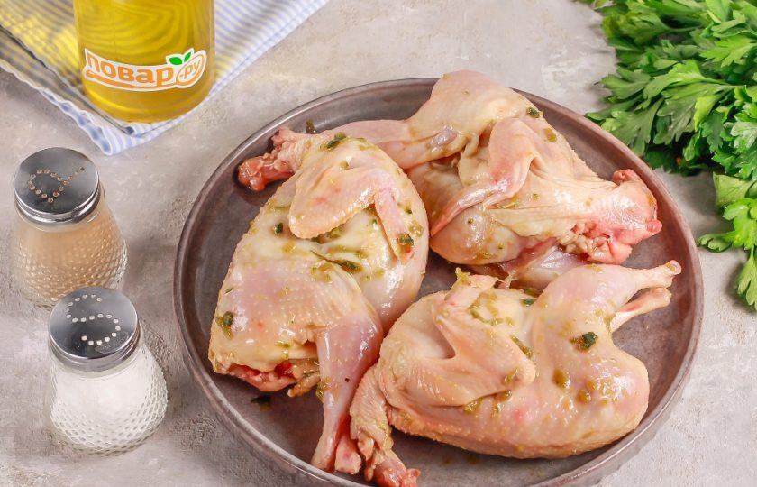 1. Этап. Запечённые перепела в медово-горчичном маринаде с чесноком: Обмажьте приготовленным маринадом тушки перепелов внутри и снаружи, оставьте их на 1-2 часа для пропитывания.