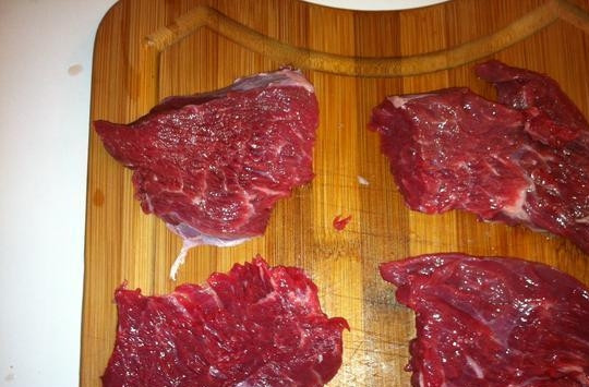 1. Этап. Говядина в сливочно-грибном соусе: Разогрейте духовку до 190 градусов. Мясо помойте и нарубите на кусочки в 3-4 см.