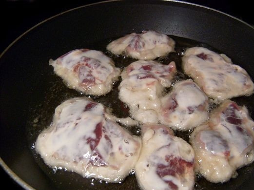 1. Этап. Печень в пиве: В сковороде разогреваем масло, обмакиваем каждый кусочек печени в кляр и кладем на сковородку.