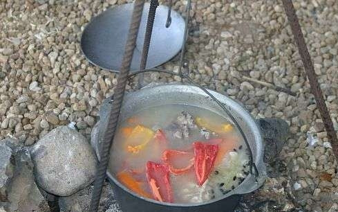 1. Этап. Шурпа в казане на костре: Через 15 минут добавить специи и перец.