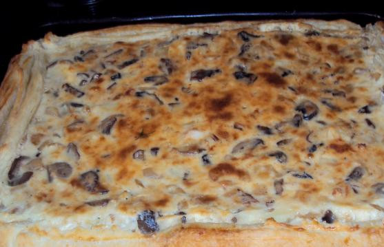 1. Этап. Пирог с грибами заливной: Остается только поставить противень в разогретую до 200 градусов духовку и подождать 40 минут. Как только пирог покроется румяной корочкой, его можно доставать и пробовать. Приятного всем аппетита!