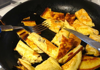 1. Этап. Кайзершмаррн: 11. Сразу же разрезаем ножом на порционные кусочки, - и можно подавать!